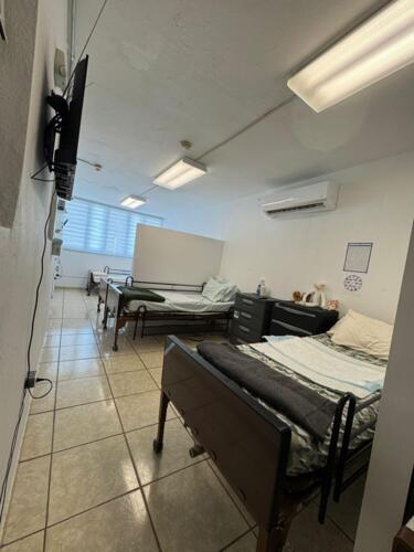                                                                                             • Habitaciones privadas y semi privadas
• Área de sala cómoda y segura
• Menú balanceado certificado por nutricionista
• Cuidador 24/7 para envejecientes
• Asistencia en actividades diarias
• Visitas médicas programadas
• Pruebas de laboratorio realizadas en el hogar
• Medicamentos reci
                                                                                    