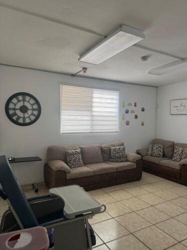                                                                                             • Habitaciones privadas y semi privadas
• Área de sala cómoda y segura
• Menú balanceado certificado por nutricionista
• Cuidador 24/7 para envejecientes
• Asistencia en actividades diarias
• Visitas médicas programadas
• Pruebas de laboratorio realizadas en el hogar
• Medicamentos reci
                                                                                    