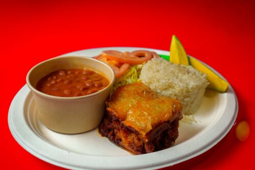 • Hamburgers
• Desayunos
• Almuerzos
• Comida Criolla
• Sandwiches