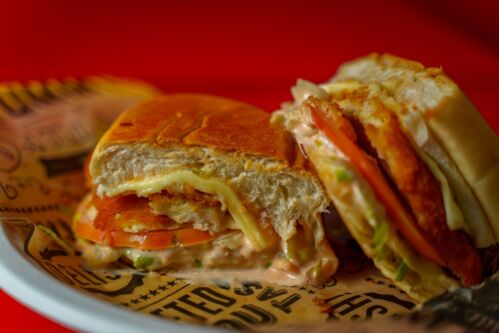 • Hamburgers
• Desayunos
• Almuerzos
• Comida Criolla
• Sandwiches