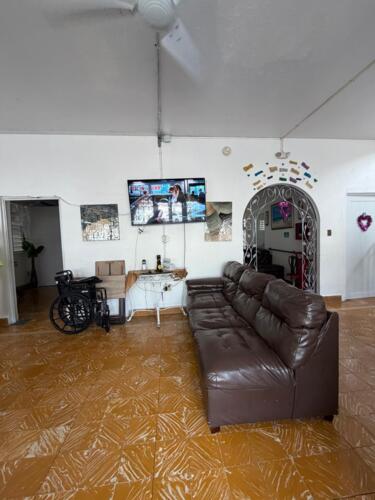                                                                                             🕒 Cuidado integral las 24 horas
🩺 Servicios Médicos Multidisciplinarios
Contamos con un equipo de profesionales comprometidos con la salud integral:

• Médico Generalista
• Dentista
• Oftalmología
• Podiatra
• Nutricionista
• Trabajo Social
• Líder Recreativo

Servicios especializados
Disponemos de:
• Hogar con servicios de enfermería
• Hogar con servicios de laboratorio
• Hogar con servicio de entrega de medicamentos
• Hogar con líder recreativo, promoviendo actividades que estimulan la mente y el cuerpo

🎉 Actividades y Bienestar
Actividades recreativas dentro y fuera del hogar.
• Salidas supervisadas.
• Visitas de la iglesia según la creencia religiosa del
                                                                                    