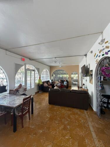                                                                                             🕒 Cuidado integral las 24 horas
🩺 Servicios Médicos Multidisciplinarios
Contamos con un equipo de profesionales comprometidos con la salud integral:

• Médico Generalista
• Dentista
• Oftalmología
• Podiatra
• Nutricionista
• Trabajo Social
• Líder Recreativo

Servicios especializados
Disponemos de:
• Hogar con servicios de enfermería
• Hogar con servicios de laboratorio
• Hogar con servicio de entrega de medicamentos
• Hogar con líder recreativo, promoviendo actividades que estimulan la mente y el cuerpo

🎉 Actividades y Bienestar
Actividades recreativas dentro y fuera del hogar.
• Salidas supervisadas.
• Visitas de la iglesia según la creencia religiosa del
                                                                                    