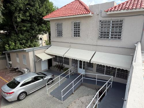                                                                                             🕒 Cuidado integral las 24 horas
🩺 Servicios Médicos Multidisciplinarios
Contamos con un equipo de profesionales comprometidos con la salud integral:

• Médico Generalista
• Dentista
• Oftalmología
• Podiatra
• Nutricionista
• Trabajo Social
• Líder Recreativo

Servicios especializados
Disponemos de:
• Hogar con servicios de enfermería
• Hogar con servicios de laboratorio
• Hogar con servicio de entrega de medicamentos
• Hogar con líder recreativo, promoviendo actividades que estimulan la mente y el cuerpo

🎉 Actividades y Bienestar
Actividades recreativas dentro y fuera del hogar.
• Salidas supervisadas.
• Visitas de la iglesia según la creencia religiosa del
                                                                                    