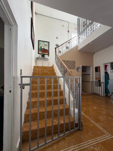                                                                                             🕒 Cuidado integral las 24 horas
🩺 Servicios Médicos Multidisciplinarios
Contamos con un equipo de profesionales comprometidos con la salud integral:

• Médico Generalista
• Dentista
• Oftalmología
• Podiatra
• Nutricionista
• Trabajo Social
• Líder Recreativo

Servicios especializados
Disponemos de:
• Hogar con servicios de enfermería
• Hogar con servicios de laboratorio
• Hogar con servicio de entrega de medicamentos
• Hogar con líder recreativo, promoviendo actividades que estimulan la mente y el cuerpo

🎉 Actividades y Bienestar
Actividades recreativas dentro y fuera del hogar.
• Salidas supervisadas.
• Visitas de la iglesia según la creencia religiosa del
                                                                                    