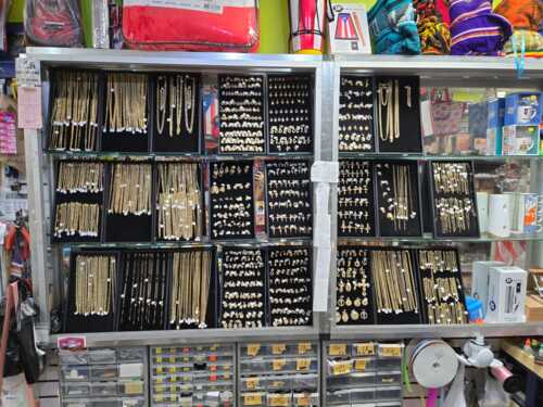 • Joyería
• Oro (compra y venta)
• Stainless Steel (venta)
• Fantasía
• Relojes (baterías y pasadores)
• Accesorios