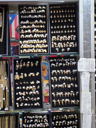 • Joyería
• Oro (compra y venta)
• Stainless Steel (venta)
• Fantasía
• Relojes (baterías y pasadores)
• Accesorios