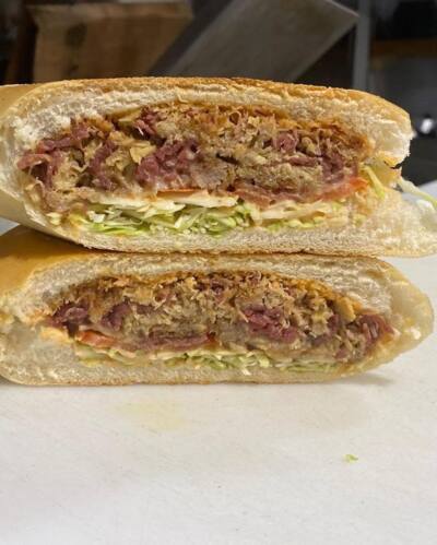                                                                                             • Todo tipo de desayunos y sándwiches
• Variedad de platos
• Refrescos, juegos y café y más
                                                                                    