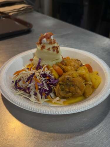                                                                                             • Todo tipo de desayunos y sándwiches
• Variedad de platos
• Refrescos, juegos y café y más
                                                                                    