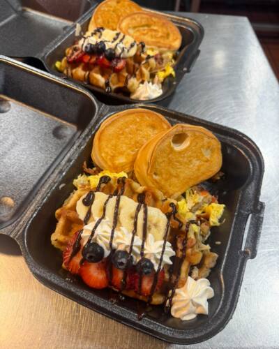                                                                                             • Todo tipo de desayunos y sándwiches
• Variedad de platos
• Refrescos, juegos y café y más
                                                                                    