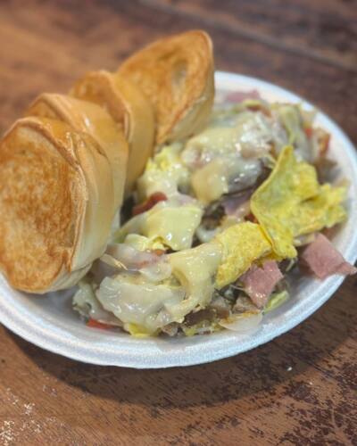                                                                                             • Todo tipo de desayunos y sándwiches
• Variedad de platos
• Refrescos, juegos y café y más
                                                                                    