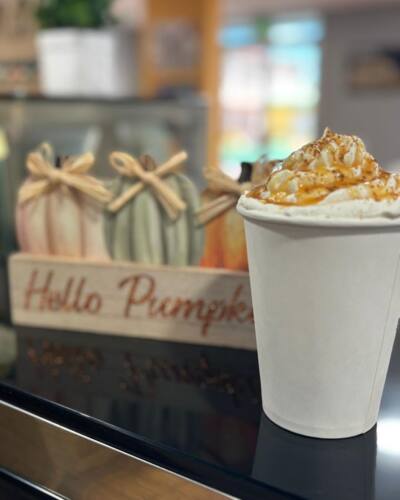                                                                                             • Todo tipo de desayunos y sándwiches
• Variedad de platos
• Refrescos, juegos y café y más
                                                                                    