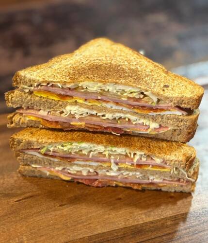                                                                                             • Todo tipo de desayunos y sándwiches
• Variedad de platos
• Refrescos, juegos y café y más
                                                                                    