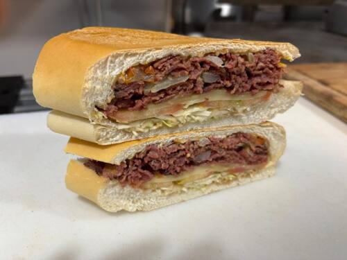                                                                                             • Todo tipo de desayunos y sándwiches
• Variedad de platos
• Refrescos, juegos y café y más
                                                                                    