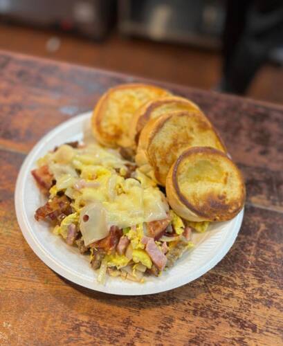                                                                                             • Todo tipo de desayunos y sándwiches
• Variedad de platos
• Refrescos, juegos y café y más
                                                                                    