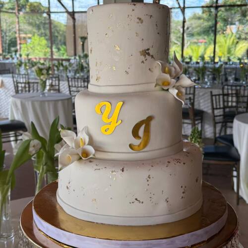                                                                                             Productos:
• Finos y elaborados bizcochos "Home Made"
• Cup Cakes
• Postres variados
• Almuerzos saludables
• Desayunos
• Bizcochos To Go 

Servicios:
• Organización de eventos privados (cumpleaños, bodas, actividades corporativas, eclesiásticas, etc.)
• Decoración de eventos
• Iluminación para eventos
• Música para eventos
• Alquiler de mobiliario para fiestas
• Salón de eventos
                                                                                    