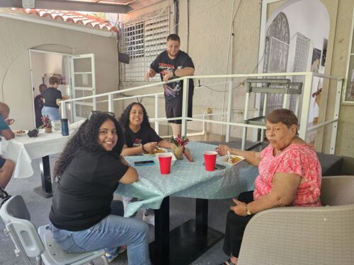                                                                                             🕒 Cuidado integral las 24 horas
🩺 Servicios Médicos Multidisciplinarios
Contamos con un equipo de profesionales comprometidos con la salud integral:

• Médico Generalista
• Dentista
• Oftalmología
• Podiatra
• Nutricionista
• Trabajo Social
• Líder Recreativo

Servicios especializados
Disponemos de:
• Hogar con servicios de enfermería
• Hogar con servicios de laboratorio
• Hogar con servicio de entrega de medicamentos
• Hogar con líder recreativo, promoviendo actividades que estimulan la mente y el cuerpo

🎉 Actividades y Bienestar
Actividades recreativas dentro y fuera del hogar.
• Salidas supervisadas.
• Visitas de la iglesia según la creencia religiosa del
                                                                                    