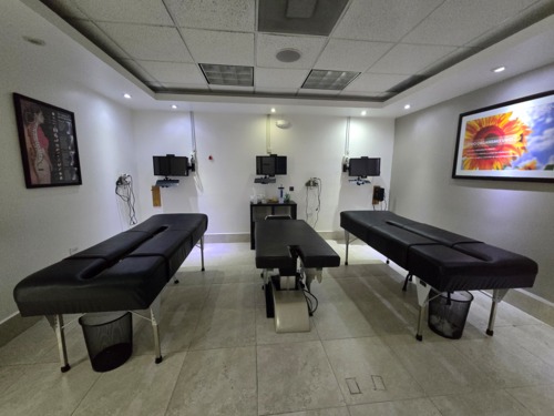                                                                                             En Dynamics Chiropractic Center, somos un Centro Quiropráctico dedicado al diagnóstico y cuidado de problemas relacionados con la columna vertebral y el sistema nervioso central.

Ofrecemos:
• Cuidado Quiropráctico para toda la familia
• Consejería Nutricional
• Suplementos Nutricionales
• Aceites Esenciales 
• Terapia Física 
• Programas de Rehabilitación a través de láser 
• Reeducación Postural y Terapia Magnética
• Masajes Terapéuticos

La Quiropráctica es cada vez más reconocida en el mundo debido a sus innumerables beneficios para la salud. Los ajustes quiroprácticos comúnmente envuelven una gentil fuerza aplicada a uno o más huesos espinales que no estén moviéndose apropiadamente.

Al optimizar la función de nuestro sistema nervioso mediante los ajustes vertebrales, el flujo de información entre nuestro cerebro, médula espinal, nervios raquídeos y cada órgano de nuestro cuerpo se mantiene sin interferencias y nuestro cuerpo alcanza su nivel óptimo de salud y bienestar.
                                                                                    