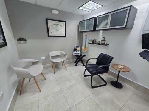                                                                                             En Dynamics Chiropractic Center, somos un Centro Quiropráctico dedicado al diagnóstico y cuidado de problemas relacionados con la columna vertebral y el sistema nervioso central.

Ofrecemos:
• Cuidado Quiropráctico para toda la familia
• Consejería Nutricional
• Suplementos Nutricionales
• Aceites Esenciales 
• Terapia Física 
• Programas de Rehabilitación a través de láser 
• Reeducación Postural y Terapia Magnética
• Masajes Terapéuticos

La Quiropráctica es cada vez más reconocida en el mundo debido a sus innumerables beneficios para la salud. Los ajustes quiroprácticos comúnmente envuelven una gentil fuerza aplicada a uno o más huesos espinales que no estén moviéndose apropiadamente.

Al optimizar la función de nuestro sistema nervioso mediante los ajustes vertebrales, el flujo de información entre nuestro cerebro, médula espinal, nervios raquídeos y cada órgano de nuestro cuerpo se mantiene sin interferencias y nuestro cuerpo alcanza su nivel óptimo de salud y bienestar.
                                                                                    