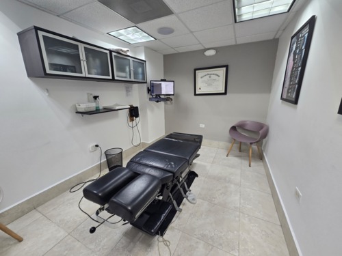                                                                                             En Dynamics Chiropractic Center, somos un Centro Quiropráctico dedicado al diagnóstico y cuidado de problemas relacionados con la columna vertebral y el sistema nervioso central.

Ofrecemos:
• Cuidado Quiropráctico para toda la familia
• Consejería Nutricional
• Suplementos Nutricionales
• Aceites Esenciales 
• Terapia Física 
• Programas de Rehabilitación a través de láser 
• Reeducación Postural y Terapia Magnética
• Masajes Terapéuticos

La Quiropráctica es cada vez más reconocida en el mundo debido a sus innumerables beneficios para la salud. Los ajustes quiroprácticos comúnmente envuelven una gentil fuerza aplicada a uno o más huesos espinales que no estén moviéndose apropiadamente.

Al optimizar la función de nuestro sistema nervioso mediante los ajustes vertebrales, el flujo de información entre nuestro cerebro, médula espinal, nervios raquídeos y cada órgano de nuestro cuerpo se mantiene sin interferencias y nuestro cuerpo alcanza su nivel óptimo de salud y bienestar.
                                                                                    