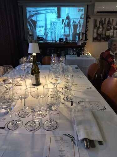                                                                                             • Alta cocina (Fine dining)
• Cata de vinos y degustaciones
• Eventos y seminarios de vino
• Regalos y experiencias personalizadas
• Eventos corporativos
                                                                                    