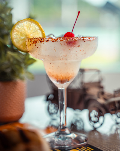                                                                                             • Servicio de Entrega (Vega Baja)
• Carry out (Llamar para recoger)
• Servicio de Catering
• Salón de Actividades con aire acondicionado
                                                                                    