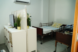                                                                                             • Líder recreativo
• Acceso a farmacia y laboratorio
• Actividades dentro y fuera del hogar
• Enfermera, médico, psicólogo y psiquiatra
                                                                                    