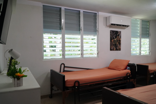                                                                                             • Líder recreativo
• Acceso a farmacia y laboratorio
• Actividades dentro y fuera del hogar
• Enfermera, médico, psicólogo y psiquiatra
                                                                                    