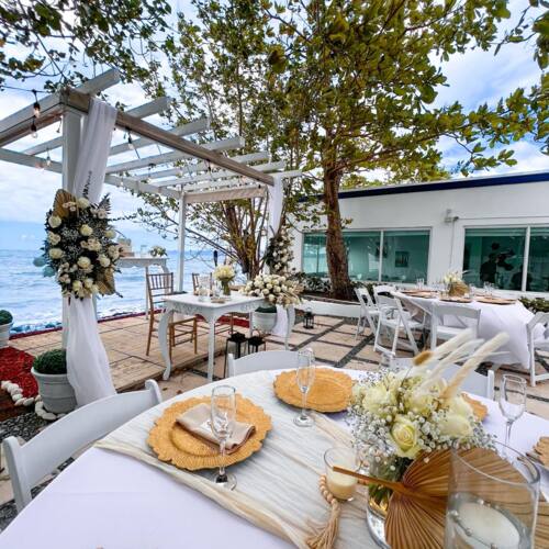                                                                                             D'Landing Bar & Restaurant
• Especialidad en mariscos y carnes
• Comida Criolla
• Picadera
• Coctelería
• Brunch (sábados y domingos)
• Somos Pet Friendly
• Contamos con estacionamiento exclusivo
• Salón con aire acondicionado
• Mesas y sillas al aire libre
• Música en vivo los domingos
                                                                                    
