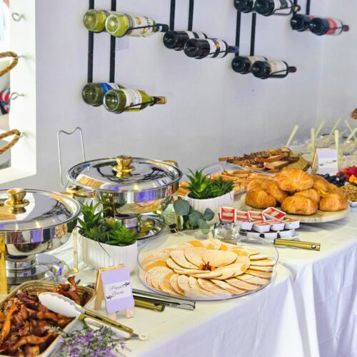                                                                                             D'Landing Bar & Restaurant
• Especialidad en mariscos y carnes
• Comida Criolla
• Picadera
• Coctelería
• Brunch (sábados y domingos)
• Somos Pet Friendly
• Contamos con estacionamiento exclusivo
• Salón con aire acondicionado
• Mesas y sillas al aire libre
• Música en vivo los domingos
                                                                                    