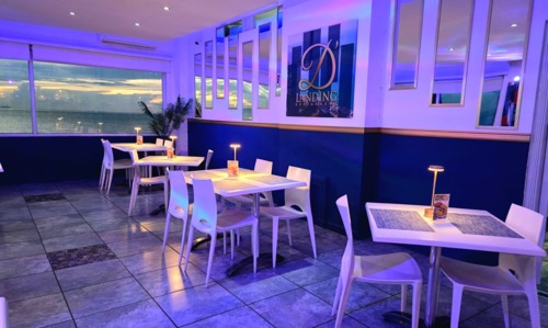                                                                                             D'Landing Bar & Restaurant
• Especialidad en mariscos y carnes
• Comida Criolla
• Picadera
• Coctelería
• Brunch (sábados y domingos)
• Somos Pet Friendly
• Contamos con estacionamiento exclusivo
• Salón con aire acondicionado
• Mesas y sillas al aire libre
• Música en vivo los domingos
                                                                                    
