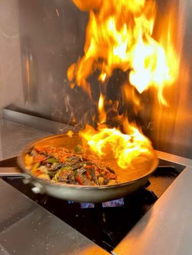                                                                                             •  Mantecados preparados al instante con nitrógeno líquido
• Desayuno y brunch disponible hasta la hora de cierre
•  Almuerzo de lunes a viernes (excepto martes) 
• Brunch los fines de semana, ideal para parejas y familias
                                                                                    