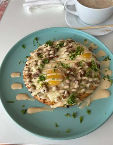                                                                                             •  Mantecados preparados al instante con nitrógeno líquido
• Desayuno y brunch disponible hasta la hora de cierre
•  Almuerzo de lunes a viernes (excepto martes) 
• Brunch los fines de semana, ideal para parejas y familias
                                                                                    