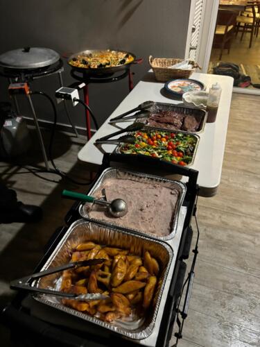                                                                                             Listado de Servicios
• Catering para todo tipo de eventos
• Menús personalizados según el cliente
• Catering para bodas, cumpleaños y eventos corporativos
• Servicio de comida a domicilio (drop-off)
• Servicio de recogido
• Montaje completo de eventos
Estaciones en vivo
• Paellas en vivo
• Pasta bar en vivo
• Barbacoa en vivo
• Buffet en vivo
Opciones de menú
• Entremeses y dips
• Platos fuertes (pollo, cerdo, res, mariscos)
• Arroces, pastas y acompañantes
• Postres y opciones especiales
Servicios adicionales
• Servicio de mozos
• Servicio de barra
• Ujieres para eventos
• Alquiler de vajillas y cristalería
                                                                                    