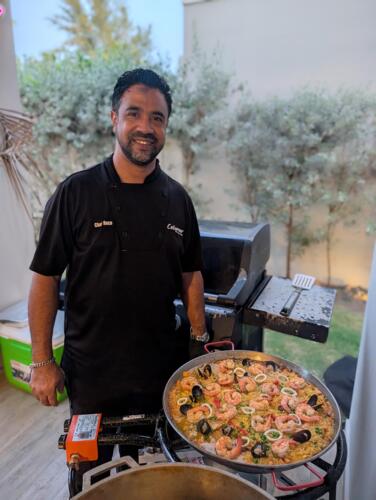                                                                                             Listado de Servicios
• Catering para todo tipo de eventos
• Menús personalizados según el cliente
• Catering para bodas, cumpleaños y eventos corporativos
• Servicio de comida a domicilio (drop-off)
• Servicio de recogido
• Montaje completo de eventos
Estaciones en vivo
• Paellas en vivo
• Pasta bar en vivo
• Barbacoa en vivo
• Buffet en vivo
Opciones de menú
• Entremeses y dips
• Platos fuertes (pollo, cerdo, res, mariscos)
• Arroces, pastas y acompañantes
• Postres y opciones especiales
Servicios adicionales
• Servicio de mozos
• Servicio de barra
• Ujieres para eventos
• Alquiler de vajillas y cristalería
                                                                                    