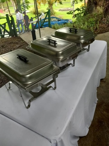                                                                                             Listado de Servicios
• Catering para todo tipo de eventos
• Menús personalizados según el cliente
• Catering para bodas, cumpleaños y eventos corporativos
• Servicio de comida a domicilio (drop-off)
• Servicio de recogido
• Montaje completo de eventos
Estaciones en vivo
• Paellas en vivo
• Pasta bar en vivo
• Barbacoa en vivo
• Buffet en vivo
Opciones de menú
• Entremeses y dips
• Platos fuertes (pollo, cerdo, res, mariscos)
• Arroces, pastas y acompañantes
• Postres y opciones especiales
Servicios adicionales
• Servicio de mozos
• Servicio de barra
• Ujieres para eventos
• Alquiler de vajillas y cristalería
                                                                                    