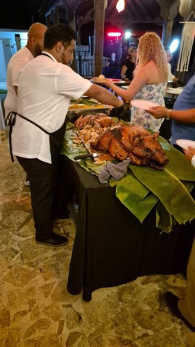                                                                                             Listado de Servicios
• Catering para todo tipo de eventos
• Menús personalizados según el cliente
• Catering para bodas, cumpleaños y eventos corporativos
• Servicio de comida a domicilio (drop-off)
• Servicio de recogido
• Montaje completo de eventos
Estaciones en vivo
• Paellas en vivo
• Pasta bar en vivo
• Barbacoa en vivo
• Buffet en vivo
Opciones de menú
• Entremeses y dips
• Platos fuertes (pollo, cerdo, res, mariscos)
• Arroces, pastas y acompañantes
• Postres y opciones especiales
Servicios adicionales
• Servicio de mozos
• Servicio de barra
• Ujieres para eventos
• Alquiler de vajillas y cristalería
                                                                                    