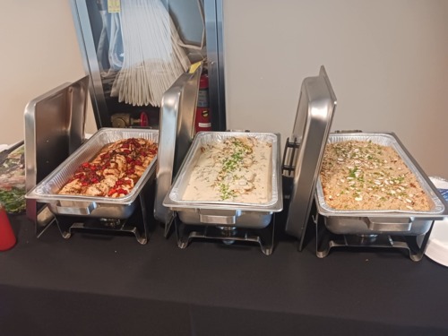                                                                                             Listado de Servicios
• Catering para todo tipo de eventos
• Menús personalizados según el cliente
• Catering para bodas, cumpleaños y eventos corporativos
• Servicio de comida a domicilio (drop-off)
• Servicio de recogido
• Montaje completo de eventos
Estaciones en vivo
• Paellas en vivo
• Pasta bar en vivo
• Barbacoa en vivo
• Buffet en vivo
Opciones de menú
• Entremeses y dips
• Platos fuertes (pollo, cerdo, res, mariscos)
• Arroces, pastas y acompañantes
• Postres y opciones especiales
Servicios adicionales
• Servicio de mozos
• Servicio de barra
• Ujieres para eventos
• Alquiler de vajillas y cristalería
                                                                                    