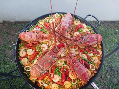                                                                                             Listado de Servicios
• Catering para todo tipo de eventos
• Menús personalizados según el cliente
• Catering para bodas, cumpleaños y eventos corporativos
• Servicio de comida a domicilio (drop-off)
• Servicio de recogido
• Montaje completo de eventos
Estaciones en vivo
• Paellas en vivo
• Pasta bar en vivo
• Barbacoa en vivo
• Buffet en vivo
Opciones de menú
• Entremeses y dips
• Platos fuertes (pollo, cerdo, res, mariscos)
• Arroces, pastas y acompañantes
• Postres y opciones especiales
Servicios adicionales
• Servicio de mozos
• Servicio de barra
• Ujieres para eventos
• Alquiler de vajillas y cristalería
                                                                                    
