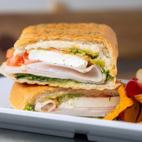                                                                                             • Desayunos
• Café
• Sándwiches
• Brunch
• Postres
• Snacks
• Almuerzos ligeros
• Servicio de Uber Eats y DoorDash
• Salón para reuniones
Ambiente familiar y acogedor
                                                                                    