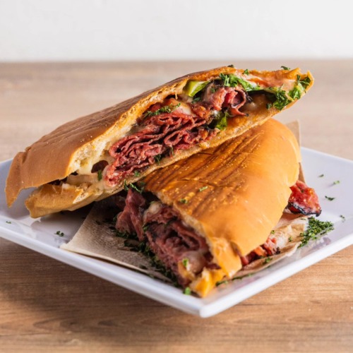                                                                                             • Desayunos
• Café
• Sándwiches
• Brunch
• Postres
• Snacks
• Almuerzos ligeros
• Servicio de Uber Eats y DoorDash
• Salón para reuniones
Ambiente familiar y acogedor
                                                                                    