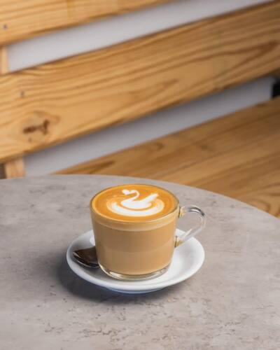                                                                                             • Desayunos
• Café
• Sándwiches
• Brunch
• Postres
• Snacks
• Almuerzos ligeros
• Servicio de Uber Eats y DoorDash
• Salón para reuniones
Ambiente familiar y acogedor
                                                                                    