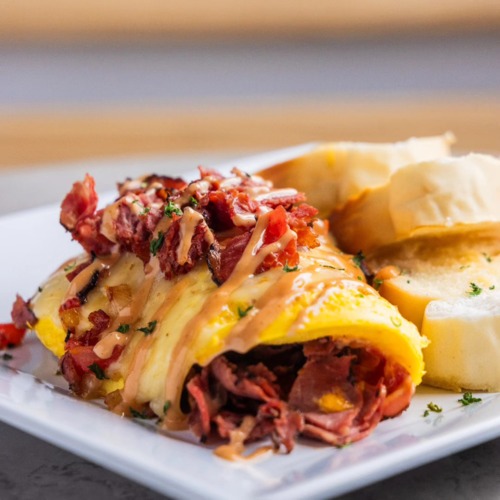                                                                                             • Desayunos
• Café
• Sándwiches
• Brunch
• Postres
• Snacks
• Almuerzos ligeros
• Servicio de Uber Eats y DoorDash
• Salón para reuniones
Ambiente familiar y acogedor
                                                                                    