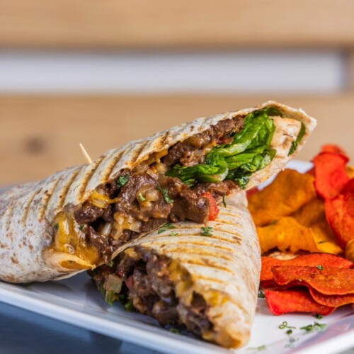                                                                                             • Desayunos
• Café
• Sándwiches
• Brunch
• Postres
• Snacks
• Almuerzos ligeros
• Servicio de Uber Eats y DoorDash
• Salón para reuniones
• Ambiente familiar y acogedor
                                                                                    