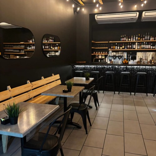                                                                                             • Desayunos
• Café
• Sándwiches
• Brunch
• Postres
• Snacks
• Almuerzos ligeros
• Servicio de Uber Eats y DoorDash
• Salón para reuniones
• Ambiente familiar y acogedor
                                                                                    