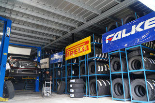                                                                                             • Gomas nuevas para todas las marcas de autos
• Montura y reparación de gomas
• Alineamiento y balanceo
• Mecánica liviana
• Tren delantero
• Frenos
• Se enderezan aros de aluminio
• Amplio estacionamiento y equipo profesional de primera
• Cambio de aceite y filtro
                                                                                    