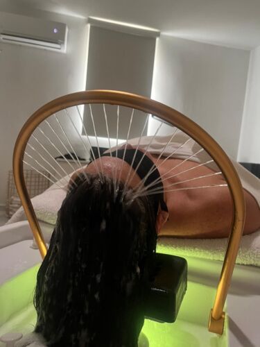 • Servicios de Belleza
• Uñas
• Estilismo Profesional
• Maquillaje Profesional
• Extensiones de Pestañas
• Diseño de Cejas — depilación, laminado, tintes y henna
• Manicura y Pedicura
• Spa Capilar