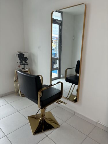 • Servicios de Belleza
• Uñas
• Estilismo Profesional
• Maquillaje Profesional
• Extensiones de Pestañas
• Diseño de Cejas — depilación, laminado, tintes y henna
• Manicura y Pedicura
• Spa Capilar