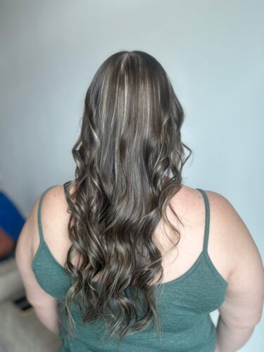 • Servicios de Belleza
• Uñas
• Estilismo Profesional
• Maquillaje Profesional
• Extensiones de Pestañas
• Diseño de Cejas — depilación, laminado, tintes y henna
• Manicura y Pedicura
• Spa Capilar