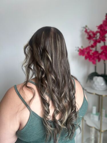 • Servicios de Belleza
• Uñas
• Estilismo Profesional
• Maquillaje Profesional
• Extensiones de Pestañas
• Diseño de Cejas — depilación, laminado, tintes y henna
• Manicura y Pedicura
• Spa Capilar