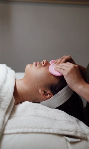• Servicios de Belleza
• Uñas
• Estilismo Profesional
• Maquillaje Profesional
• Extensiones de Pestañas
• Diseño de Cejas — depilación, laminado, tintes y henna
• Manicura y Pedicura
• Spa Capilar